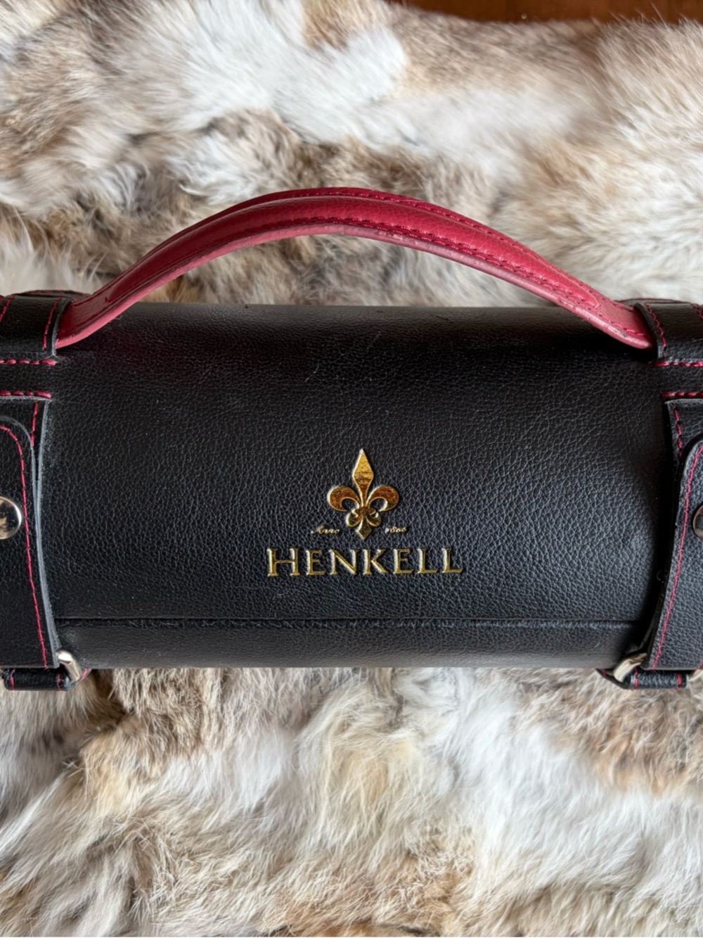 Henkell Black Leather Barrel Handbag with Pink Handle